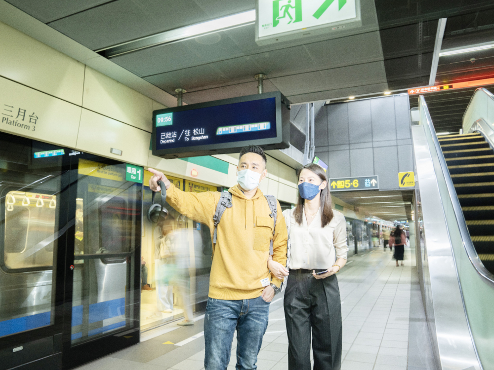 友達旗下達擎之客製化TARTAN顯示器，於台北捷運中山站亮相。以獨特長條型比例與高畫質特色，為台北捷運站帶來嶄新的都會車站風貌