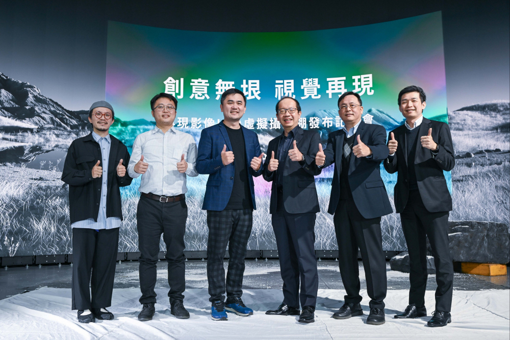 友達光電與再現影像攜手，於中影製片廠建置全台首座提供嶄新一站式整合服務的LED虛擬製作攝影棚（圖左至右：再現影像視覺總監郭憲聰、再現影像營運總監黃棨雋、再現影像藝術總監與導演紀柏舟、友達光電技術長廖唯倫、友達光電系統設計製造服務事業總部副總經理曾天龍、友達光電系統產品事業資深處長蘇聖倫）