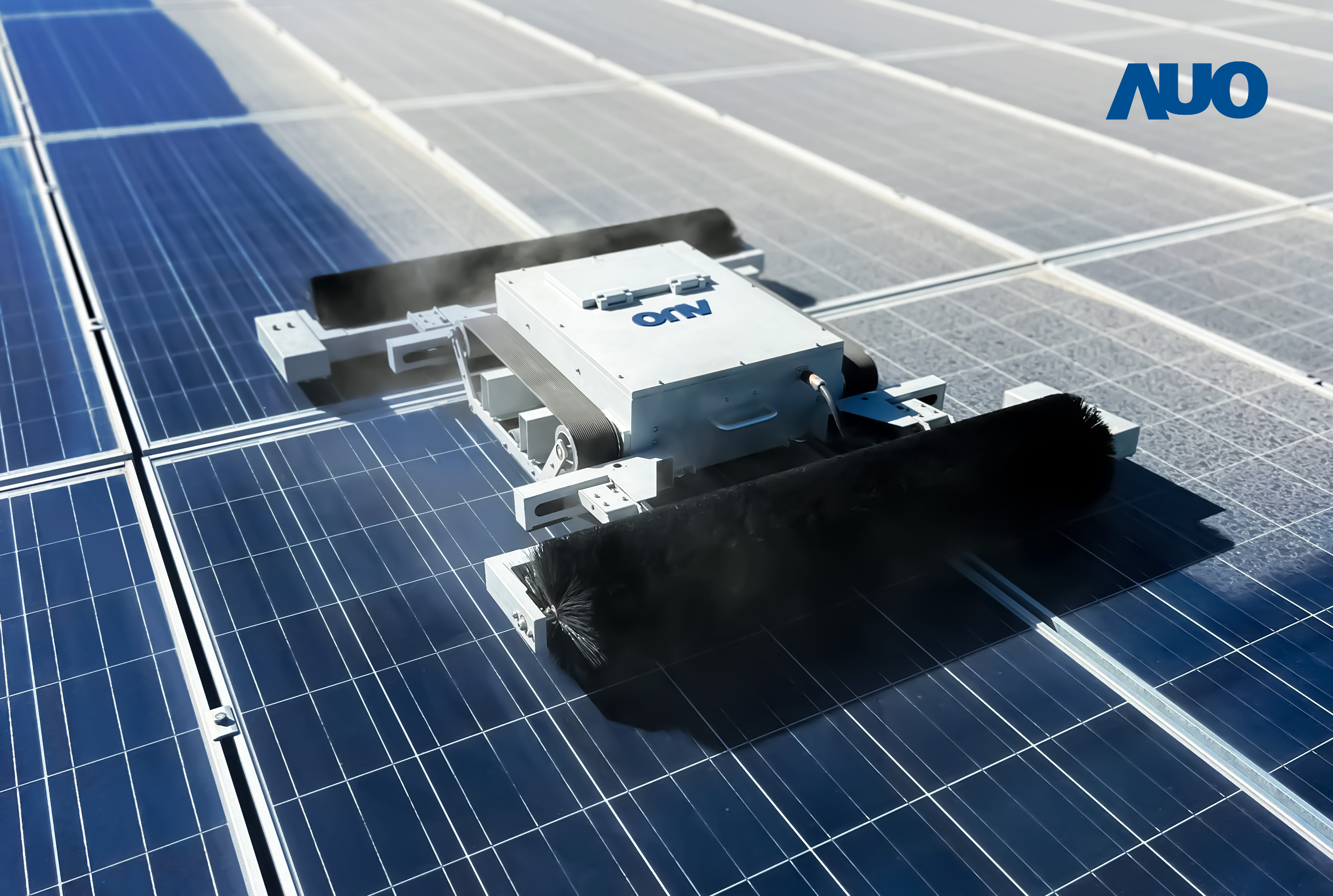 友達「太陽能模組清潔機器人SunCleanBots」，具輕量化、智慧化與高效率優勢，搭載全自動導航清潔模式，已應用於多個太陽能電廠場域，大幅提升太陽能模組使用壽命與效能並降低人力成本，獲台灣精品銀質獎