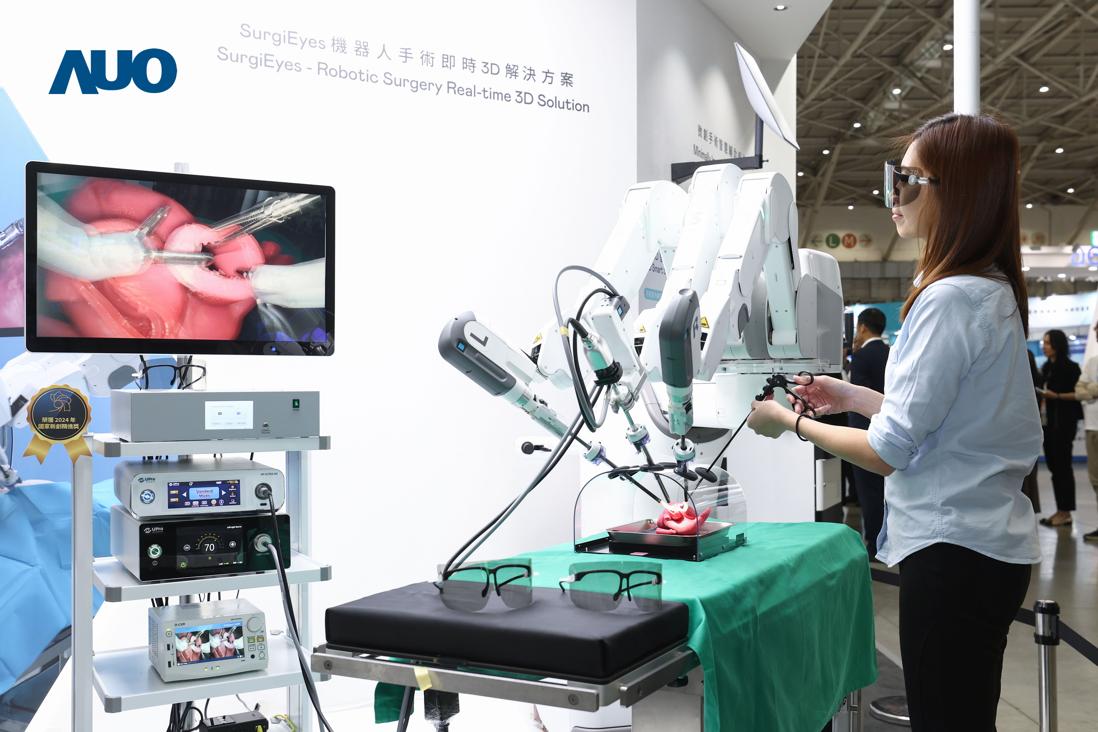 达擎以领先的3D显示技术推出〝SurgiEyes机器人手术实时3D解决方案〞，整合先进3D图像处理与独家3D垂直宽视角、广色域的显示技术，手术团队可实时同步主刀医师视角看到清晰3D影像，提升沟通效率与安全性。